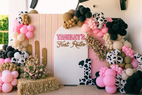 c r e a t e & i n f l a t e | GIDDY UP GIRLY 🎀🐎 •• Tashley’s first rodeo was made for the cowgirls! . . . . . #balloons #balloongarland #ballonsdecoration… | Instagram Rodeo Birthday Balloons, Her First Rodeo Birthday, Third Rodeo Birthday Girl, Baby First Rodeo Party, Rodeo Girl Birthday Party, Second Rodeo Birthday Party Girl, Baby Girl First Rodeo Birthday, Girl Rodeo Birthday Party, 2nd Rodeo Birthday Party Girl