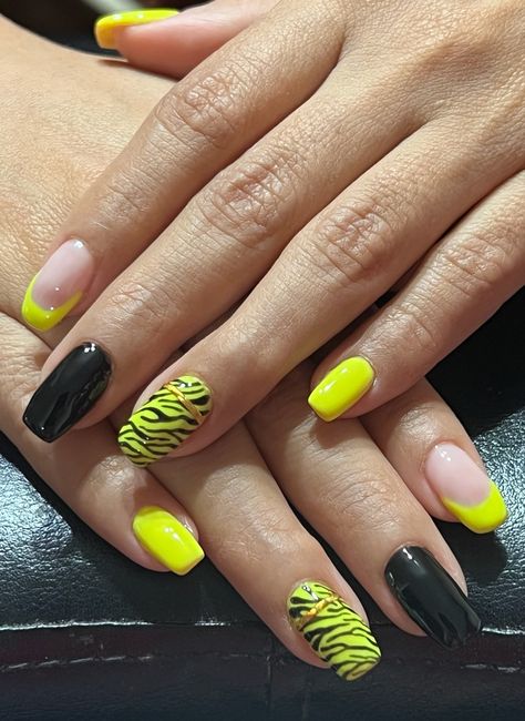 Mizzou Nails, Black And Yellow Nails Design, Capping Gel, Nail Art Yellow, Character Nails, Neon Nail Art, Yellow Nails Design, Gelish Nails, Vibrant Nails