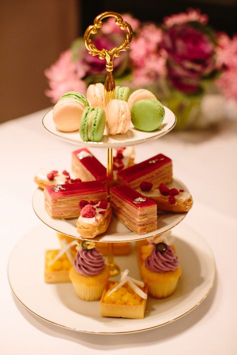 High Tea Pictures, Chinese Tea Party, Macaroons Cupcakes, Desserts Mousse, Tea Pastries, Tea Sweets, Tea Treats, Buffet Dessert, Mousse Chocolate