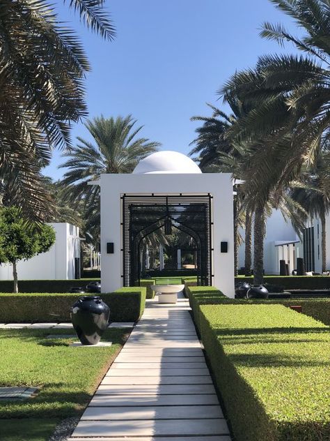 Entrance Hotel Design, Hotel Landscape Design Plan, Lawn Ideas Landscaping, Front Home Landscaping, Landscape Ideas Garden, Chedi Muscat, Chedi Hotel, Hotel Outside, The Chedi Muscat