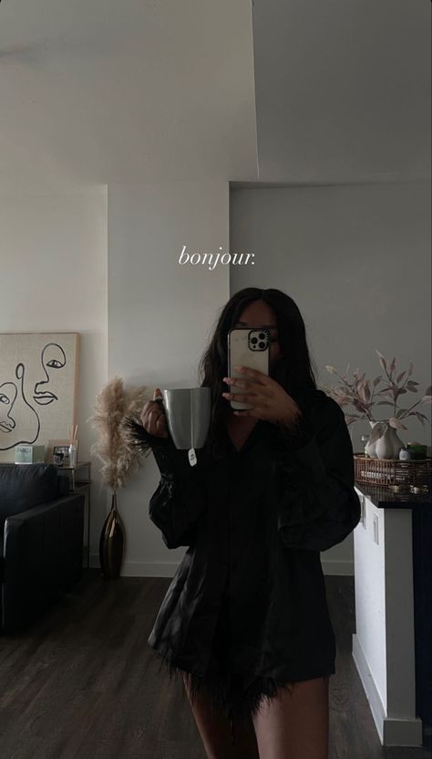 Morning Mirror Selfie, Aesthetics Mirror, Black Home Interior, Mirror Pic, Black Home, Wardrobe Inspiration, Slow Living, Selfie Ideas, Living Life