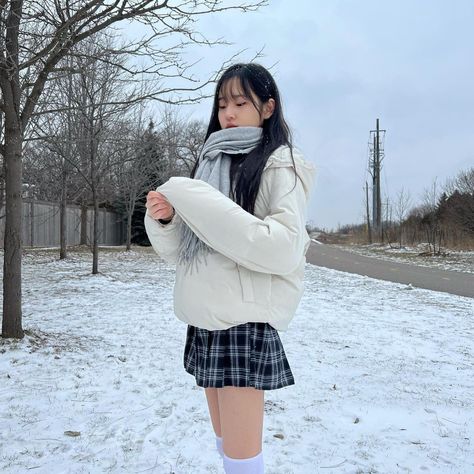 White Puffer Jacket Outfit Korean, White Puffer Jacket Outfit, Snow Clothes, Puffer Outfit, Modest Girly Outfits, Japan Outfits, White Puffer Jacket, Puffer Jacket Outfit, Oki Doki