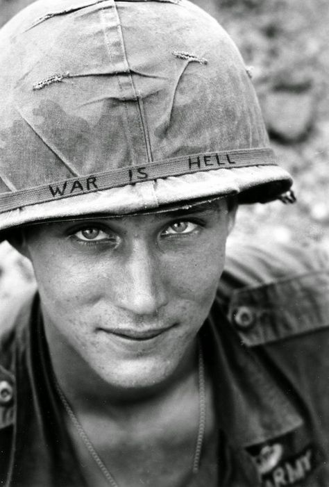 The Story Behind the Iconic Photo of a Soldier Wearing a Hand-Lettered “War is Hell” Slogan on His Helmet during the Vietnam War in 1965 - Rare Historical Photos Air Jordan 1 Outfit Women, Powerful Pictures, Rare Historical Photos, Unknown Soldier, Christopher Robin, Military Photos, Nikola Tesla, History Photos, Nike Sneakers Women