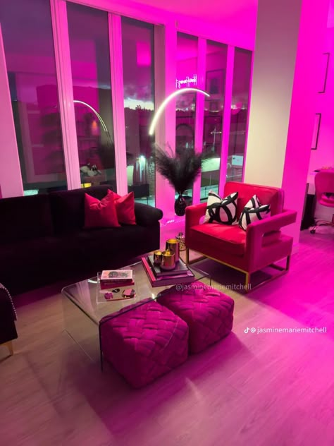 Hot Pink Black And Gold Living Room, Black And Pink Living Room Decor Glam, Elegant Apartment Decor Living Room, Hot Pink And Black Living Room Ideas, Pink And Red Living Room, Hot Pink Apartment, Black And Pink Living Room Decor, Pink Living Room Aesthetic, Black And Pink Living Room