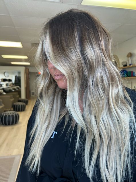 High contrast Balayage with icey tones 🧊 Super Ashy Blonde, Blonde Hair Color With Dark Roots, Platinum Blonde Hair Brown Roots, Intense Balayage, Blonde Hair Darker Roots, Brown Roots Blonde Ends, Icy Blonde With Shadow Root, Dark Root Smudge Blonde, Dark Shadow Root Blonde Balayage