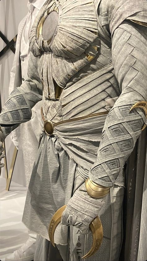 Moon Night Costume, Moon Knight Costume Diy, Moon Knight Female, Illyrian Leathers, Knight Reference, Heroes And Villains Costumes, Moon Knight Cosplay, Knight Cosplay, Moon Knight Costume