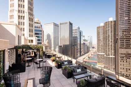 12 Best Rooftop Bars in Chicago - Condé Nast Traveler Rooftop Chicago, Chicago Athletic Association Hotel, Patio Bars, Chicago Bars, Travel London, Doors Makeover, Best Rooftop Bars, Chicago Hotels, Rooftop Bars