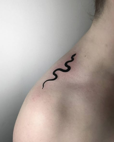 Snake Tattoo Back Of Neck, Snake Tattoo Back, Tattoo Back Of Neck, Black Snake Tattoo, Small Snake Tattoo, Tattoos For Moms With Kids, Tatuagem Masculina Pequena, Tattoo Snake, Tattoos For Moms