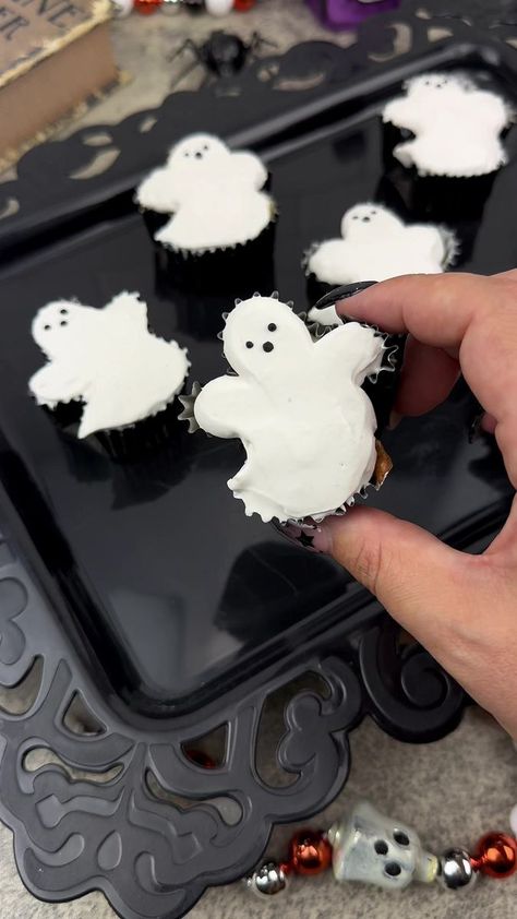 Dead over these Martha White boo-berry cheesecake ghosties with scream cheese frosting 👻 To make these: Prepare Martha White blueberry cheesecake muffin mix. Fill cupcake liners with muffin mix about half way. Don’t overfill. Roll 4 small balls of foil. Make a ghost shape with cupcake liner and place foil balls to keep the shape in place. Bake for 10-12 minutes. Allow to cool. Frost with cream cheese frosting. Add eyes and mouth with piping gel, mini chocolate chips or melted chocolate. #martha Ghost Recipes Halloween Treats, Ghost Shaped Cupcakes, Ghost Cupcakes Halloween, Ghost Muffins, Ghost Desserts, Cheesecake Muffin, Spooky Cupcakes, Piping Gel, Blueberry Muffin Mix