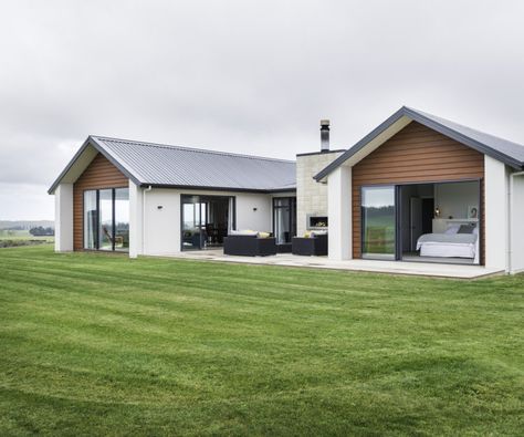 Cattle farmers build their dream home in rural North Otago - Your Home and Garden Farming Family, Diy Farmhouse Ideas, Exterior Facade, Modern Farmhouse Exterior, Metal Building Homes, Farmhouse Exterior, Country Style Homes, Barndominium Ideas, Celebrity Houses