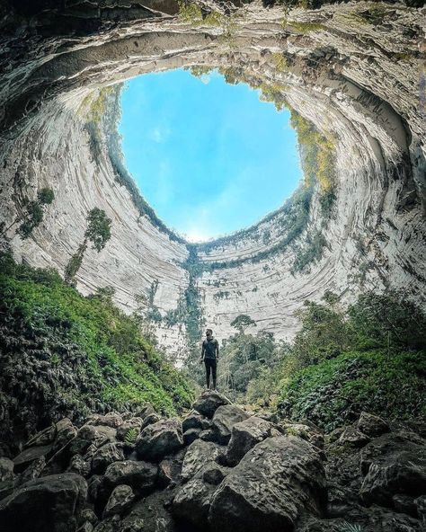 Mexico sorprendente 💓🇲🇽 on Instagram: “Sima de las cotorras, en Chiapas, ub lugar increíble que te sorprenderá 🍃😯🇲🇽 . . . . La extensa naturaleza en los alrededores de…” Zacatecas Mexico Aesthetic, Mexican Landscape Photography, Cerritos Mexico, Lechuguilla Cave, Jalpa Zacatecas Mexico, Mexico Art, Grand Canyon, High Quality Images, Cityscape