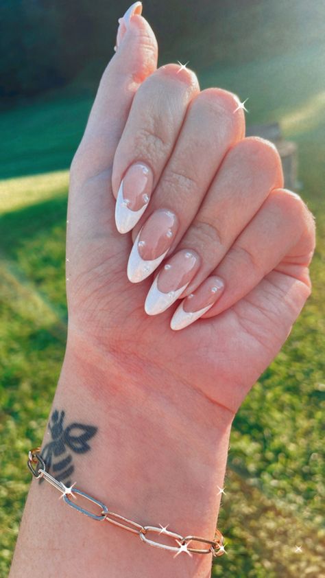 Small Almond French Nails, Trendy White French Tip Nails, White French Tip Pearls, Pearl Themed Nails, Pearly White French Tip Nails, Nails With Small Pearls, Pearl White French Tip Nails, French Tip W Pearls, Pearl Bead Nails