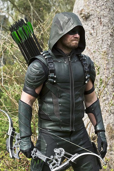 40+ Costumes You Can Wear This Halloween If You're Obsessed With The CW Oliver Queen From Arrow Green Arrow Bow, Green Arrow Costume, Arrow Season 6, Arrow Costume, Arrow Cosplay, Arrow Season 4, Oliver Queen Arrow, Arrow Tv Series, Arrow Cw