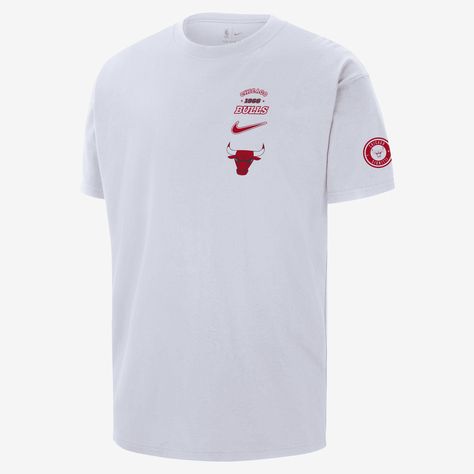 Rep your team and the town they call home in this relaxed-fit Bulls T-shirt. Bulls T Shirt, Nba T Shirts, Nike Nba, White Short, Chicago Bulls, T Shirt Men, Men's Nike, Nike Men, White Shorts