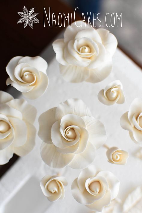 A step by step tutorial on how to make edible sugar roses for cake decorating. Edible Roses For Cake, Gum Paste Roses, Roses Tutorial, Edible Gum, Edible Flowers Cake, Edible Roses, Sugar Dough, Flower Step By Step, Rose Beautiful