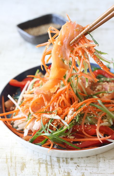 Chinese New Year Yee Sang Salad recipe by SeasonWithSpice.com New Years Salad Recipe, Prosperity Salad, Yi Sang, Yee Sang, Chinese New Year Dishes, Chinese New Year Food, Asian Spices, Easy Asian Recipes, Salad Dishes