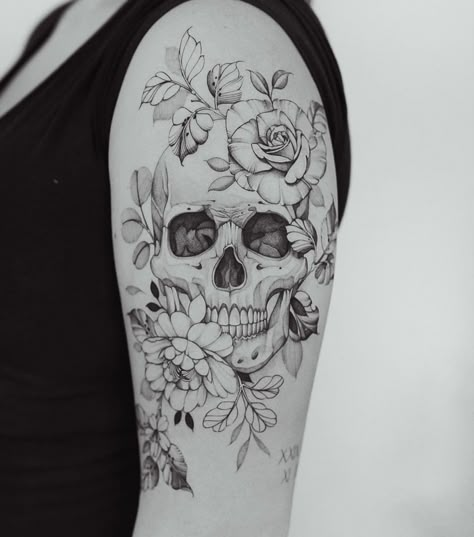 Ivy Tattoos, Pretty Skull Tattoos, Floral Skull Tattoos, Tattoo Crane, Skull Tattoo Flowers, Feminine Skull Tattoos, Skull Sleeve Tattoos, Skeleton Tattoos, Sugar Skull Tattoos