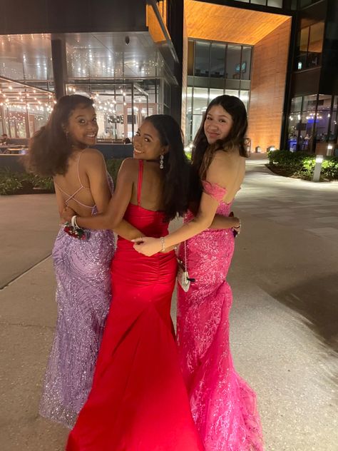 Trio Prom Poses, Prom Poses For 3 Friends, Trio Prom Pictures, Group Prom Pictures Friends, Friend Prom Poses, Getting Ready For Homecoming, Prom Pic Inspo Group, Prom Photos With Friends, Prom Inspo Pics With Friends