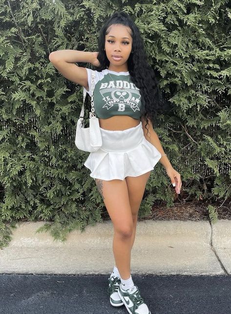 Mini Skirt And Sneakers Outfit, Classy Baddie Outfits, Simple Outfits Summer, Outfit Inspo Comfy, Classy Baddie, Tee Outfits, Tennis Skirt Outfit, Concert Outfit Inspo, Graphic Tee Outfits