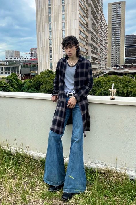 Bell Jeans Outfit, Rocky Outfits, 70's Outfits, Mens Bell Bottom Jeans, Bell Bottom Outfits, Bell Bottom Pants Outfit, Bell Bottom Jeans Outfit, Epic Clothes, Outfit Aesthetics