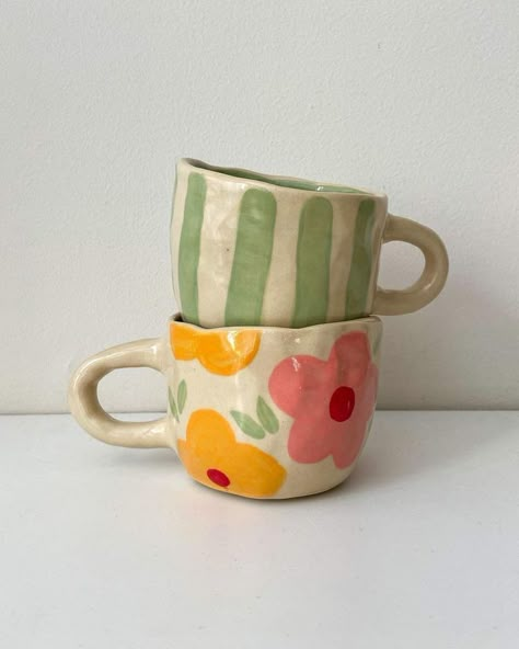 Diy Cup Decorating, Ceramics Painting Mug, Ceramic Pottery Design Ideas, Pottery Cups Ideas, Handmade Cups Ceramic Pottery, Ceramic Diy Ideas, Poterry Painting Aesthetic, Pottery Cup Ideas, Mug Ceramic Ideas