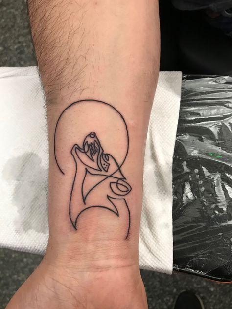 Men Outline Tattoo, Simple Outline Tattoo Men, Wolf Outline Tattoo, Tattoo Ideas Outline, Black Outline Tattoo, Rock N Roll Tattoo, Inside Bicep Tattoo, Small Wolf Tattoo, Hope Tattoo