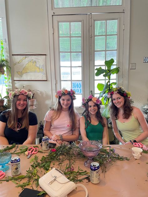 Making Flower Crowns, Flower Crown Making, Flower Crown Party, How To Make A Flower Crown, Night Before Wedding, Crown Party, Crown Crafts, Diy Flower Crown, Bridal Shower Inspo