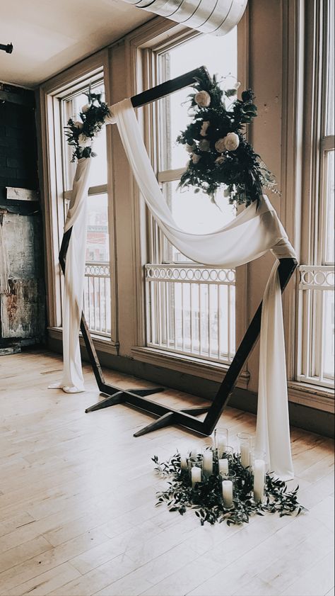 Wedding Backdrop Design Greenery, Wedding Ceremony Backdrop Hexagon, Hexagonal Backdrop Wedding, Geometric Altar Wedding, Hexagon Ceremony Backdrop, Back Drop For Wedding Table, Industrial Wedding Centerpieces Diy, Black Hexagon Wedding Arch, Rustic Wedding Ceremony Backdrop