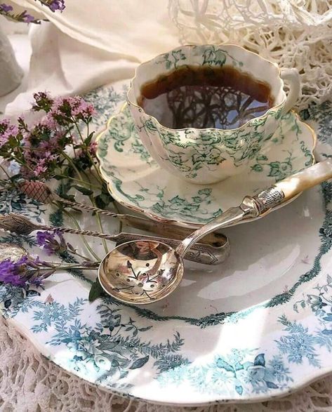 Victorian Room, Pretty Mugs, Antique Dishes, Tea Sets Vintage, Tea Art, Tea Pots Vintage, + Core + Aesthetic, Tea Cups Vintage, Tea Recipes