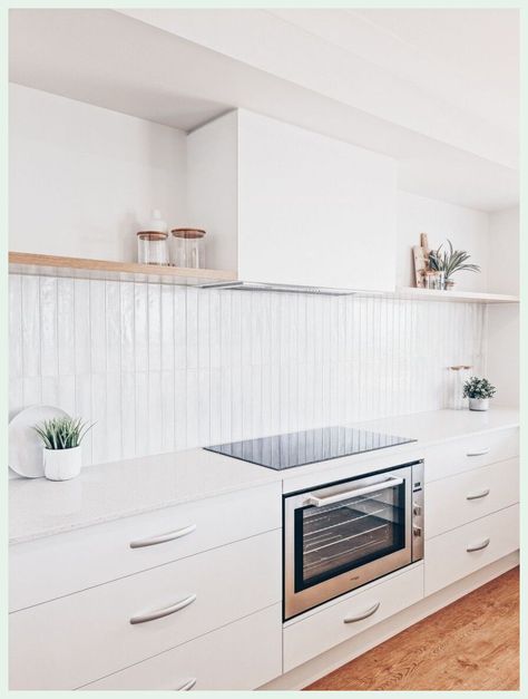 Modern Kitchen Splashbacks, White Kitchen Splashback, Kitchen Splashback Tiles, Scandi Kitchen, Kitchen Countertop Decor, White Kitchen Tiles, Countertop Decor, White Modern Kitchen, Kitchen Room Design