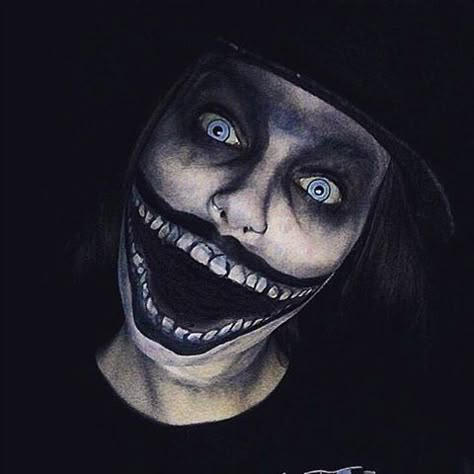 The Babadook | Self-Taught Artist Transforms Herself Into Popular Movie, TV Show, Gaming Characters, More Sfx Horror Makeup, Babadook Costume, Horror Movie Makeup, Make Up Diy, Makeup Zombie, Gaming Characters, Halloweenský Makeup, Halloween Make-up Looks, Monster Makeup