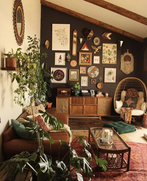 Boho Inspo Decor, Whimsical Gothic Decor Living Room, Plants On Wall, Eclectic Decor Living Room, Art Gallery Wall Living Room, Boho Gallery Wall, Deco Studio, Casa Vintage, Apartment Decor Inspiration