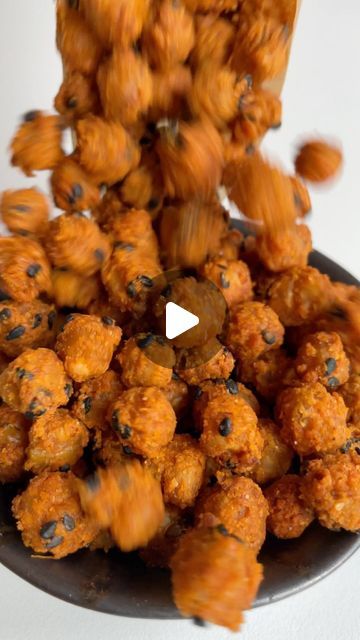 Phil 🤯 VEGAN Recipes 👨‍🍳 on Instagram: "🤯🍿💥 Crunchy + Spicy Snack. High protein, SUPER tasty, super healthy. MADE with chickpeas, but tastes sooo GOOD. The PERFECT healthy snack! Tag a friend who needs this recipe now! . 👨‍🍳 Crunchy Spicy Snack Recipe 1 (15oz) can chickpeas (or 1 ½ cups cooked chickpeas) (250 g) ¼ cup (60 ml) tahini 1 Tbsp black sesame seeds 1 tsp of paprika powder ½ tsp salt . Method As always: Recipe in full detail on our Epic Mint Leaves @epicmintleaves Youtube channel 🎥 . Protein Content Total: 32.8 g plant-based protein 1 (15oz) can chickpeas, drained = 17.8 g protein 60 g tahini = 15 g protein . Follow for more 🤯 vegan recipes! . #snacks #vegan #recipe #chickpeas #healthysnacks #plantbased #oilfree #nutfree #glutenfree #quicksnacks #beans #wfpb #plantbasedd Healthy Spicy Snacks, Vegan Recipes Snacks, Chickpea Tahini, Recipe Chickpeas, High Protein Vegan Snacks, Spicy Chickpeas, Cooked Chickpeas, Crunchy Snacks, Snacks Vegan