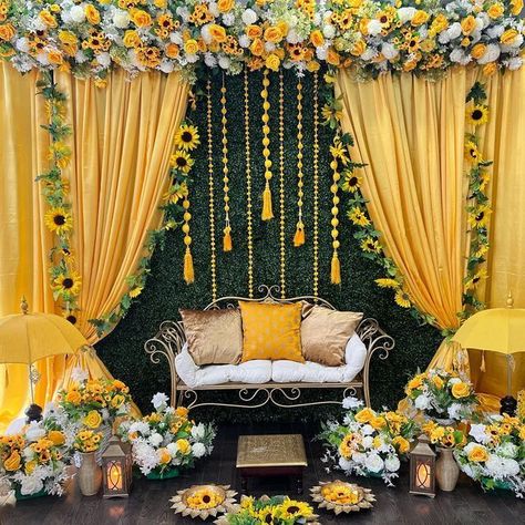 Haldi Decore Idea, Haldi Mendhi Decoration, Haldi Ceremony Setup, Sunflower Ganpati Decoration, Mehandi Setup Decor, Sunflower Indian Wedding Decor, Mehendi Haldi Decor, Mehndi And Haldi Decor, Sunflower Mehendi Decor