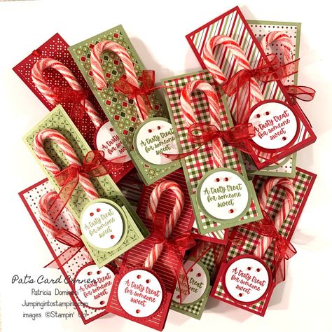 Christmas Treat Holders To Make, Diy Candy Packaging, Christmas Treat Holders Craft Fairs, Table Favors For Christmas, Thanksgiving Favors Diy, Christmas Treat Holders, Candy Cane Treats, Candy Holder Diy, Treat Containers