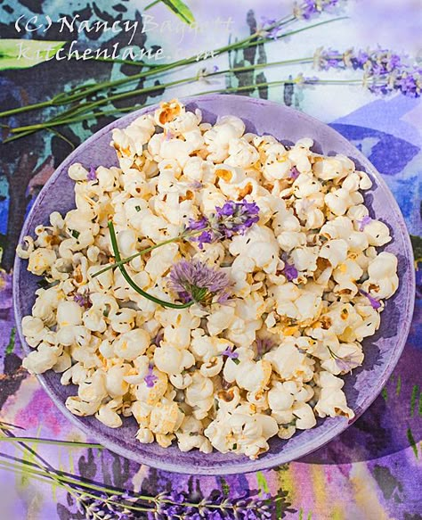 Lavender and Chive Herbed Popcorn–Best Ever Recipe Lavender Popcorn, Lavendar Recipe, Lavender Food, Lavender Dessert, Lavender Salt, Flower Recipes, Lavender Recipes, Culinary Lavender, Popcorn Recipe