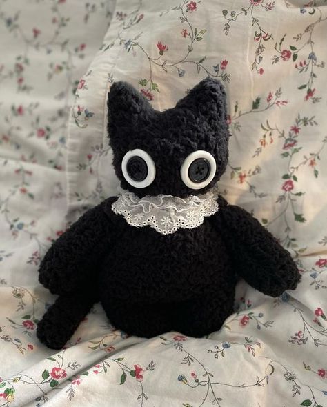 Trash Tv, Creepy Stuffed Animals, Arte Peculiar, Cute Sewing Projects, Handmade Plushies, Sewing Stuffed Animals, Into Fashion, Fun Crochet Projects, Cat Plush