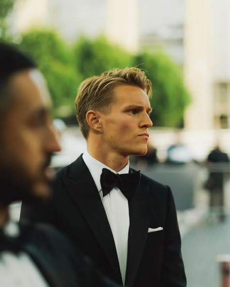 Arsenal Memes, Norwegian Men, Team Of The Year, European Soccer Players, Martin Odegaard, Arsenal Wallpapers, Martin Ødegaard, Hair Barber, New Warriors