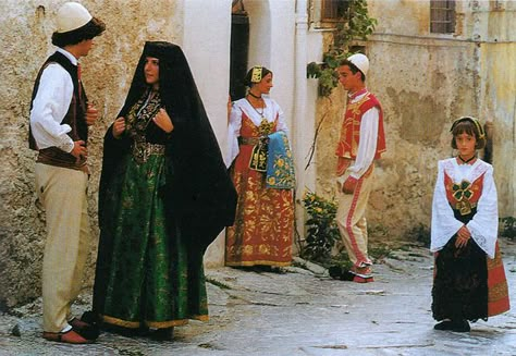 Tipologie, costume e Piana degli Albanese. Sicilian Clothing, Traditional Italian Clothing, Italian Costume, Peasant Costume, Albanian Culture, Best Street Art, Folk Dresses, Alexander The Great, Southern Italy