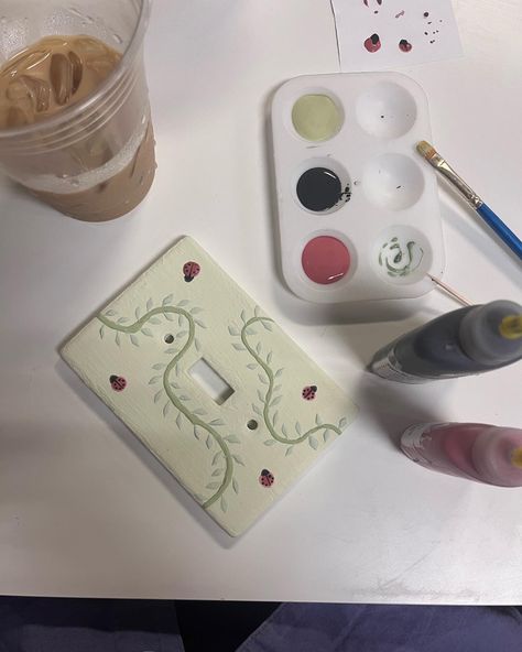 Pottery painting ladybug lightswitch cover Light Switch Covers Paint, Painted Switch Plate Covers, Painted Lightswitch Cover, Painted Light Switch Plates Diy, Painting Light Switches, Lightswitch Painting, Light Switch Painting Ideas, Panda Pottery, Painted Outlet Covers