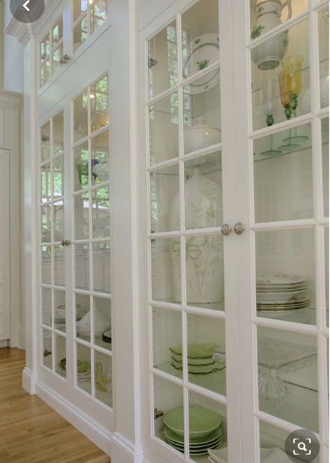 Dining Room 2023 Trends, Dish Room, Kitchen Display Cabinet, Elegant Dishes, Desain Pantry, Pretty Storage, China Cabinet Display, Dish Storage, Butlers Pantry