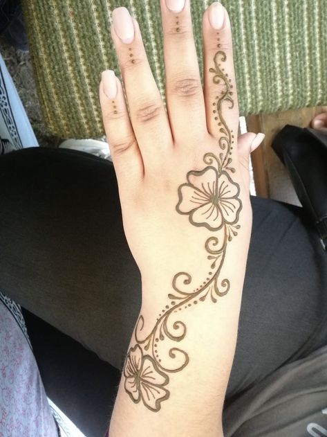 Guitar Henna Design, Easy Henna Designs On Leg, Henna Design Ideas Hand, Hannah Ideas Hand, Henna Designs Black Women, Henna Full Hand, Henna Arm Designs, Henna Back Tattoo, Leg Henna Tattoo