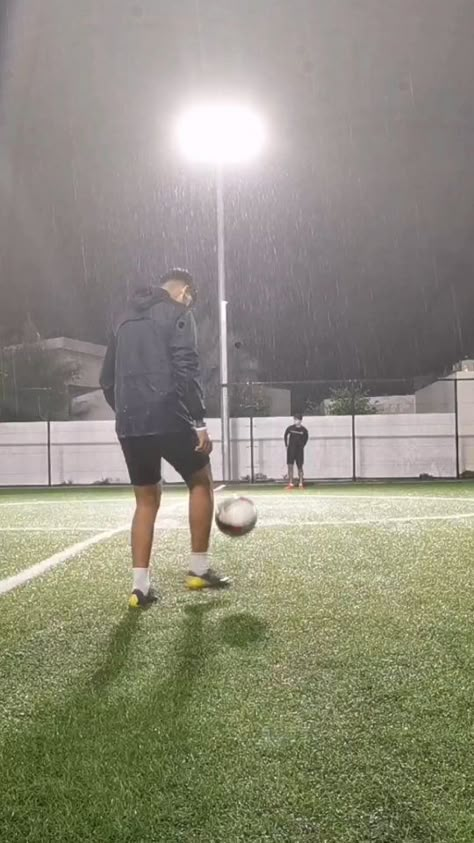 Football Boys Aesthetic, Football Players Aesthetic, Soccer In The Rain, Soccer Photography Poses, Footballer Aesthetic, Kids Playing Football, Football Man, Football Boy, Best Soccer Shoes