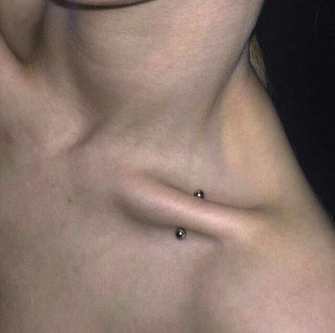 Collar Bone Piercing, Labret Vertical, Piercing Girl, Microdermal Piercing, Skin Piercing, Cool Piercings, Cute Piercings, Dermal Piercing, Collar Bone