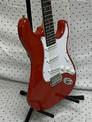 Pretty Guitars Electric, Red Guitar Aesthetic, Aesthetic Electric Guitar, Electric Guitar Stratocaster, Red Electric Guitar Aesthetic, Strat Electric Guitar, Red Bass Guitar Aesthetic, White Stratocaster, Black Stratocaster