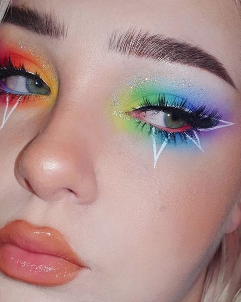 𝘮 𝘦 𝘭 𝘪 𝘴 𝘴 𝘢 💫 on Instagram: "the blend tho 🤤🤍 unbezahlte werbung GUYS I'M GOING ON HOLIDAY IN LESS THAN 4 HOURS I'M EXCITED!!!!!! [* = gifted/ad] 🌈 @colourpopcosmetics Fade Into Hue Palette & a bunch of BFF Creme Gel Liners 🌈 @melody_lashes Berry Yum Yum Lashes* 🌈 @halfmagicbeauty Glitterpill in Microcosm* & Sculptitude Lipliner in I Have Needs* 🌈 @nablacosmetics Skin Glazing in Ozone* 🌈 @milkmakeup Electric Glossy Lip Plumper in Buzzed* #rainbowmakeup #colorfulmakeup #brighteye Makeup Is Art, Teknik Makeup, Rainbow Eye Makeup, Cute Eye Makeup, Bright Makeup, Pride Makeup, Graphic Makeup, Rave Makeup, Rainbow Makeup