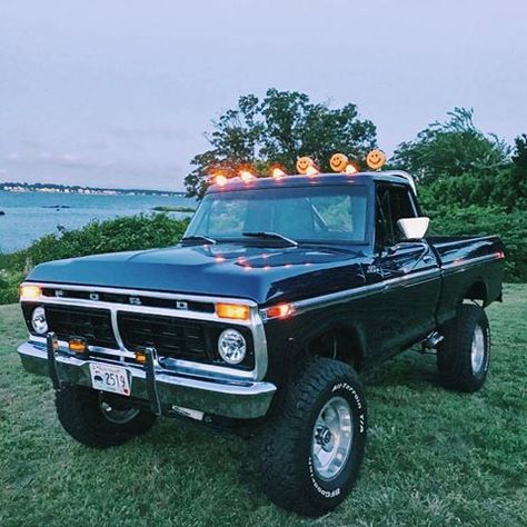 That lighting set up is sick! 79 Chevy Truck, Vintage Ford Trucks, Ford Highboy, Ford Obs, 79 Ford Truck, Raptor Engine, 1979 Ford Truck, Bronco Truck, Truck Life