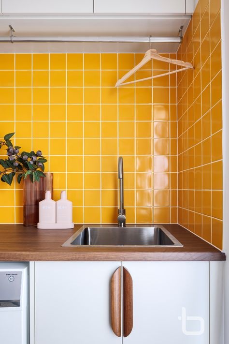 Mid Century Bathroom Colors, Laundry Mid Century Modern, Laundry Room Mid Century, Colourful Laundry Room Ideas, Mid Century Laundry Room Ideas, 80s Laundry Room, Colourful Laundry Room, Mid Century Modern Laundry Room, Mid Century Modern Laundry