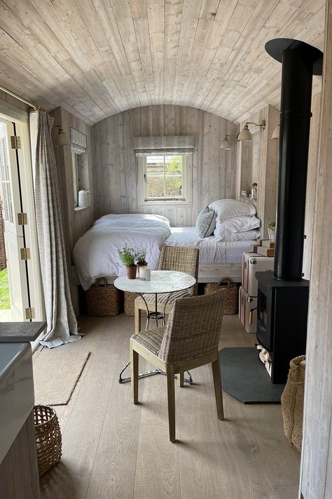 Shepherd Hut, Shepherd Huts, Cotswolds Cottage, Shepherds Hut, Casa Container, Tiny House Interior, Tiny House Cabin, Tiny House Living, Spare Room