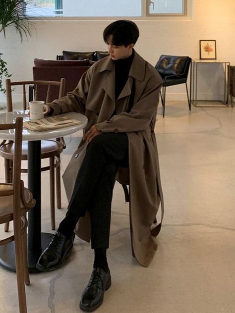 Brown trench, black shirt and shoes and shirt, cool asian guy drinking coffee Casual Trench Coat, Drop Shoulder Coat, Loose Clothes, Trendy Coat, Trench Coat Outfit, Coat With Belt, Trench Coat Men, Mens Windbreaker, Autumn Casual